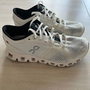 On Cloud Running Women’s 7.5 White Sneakers